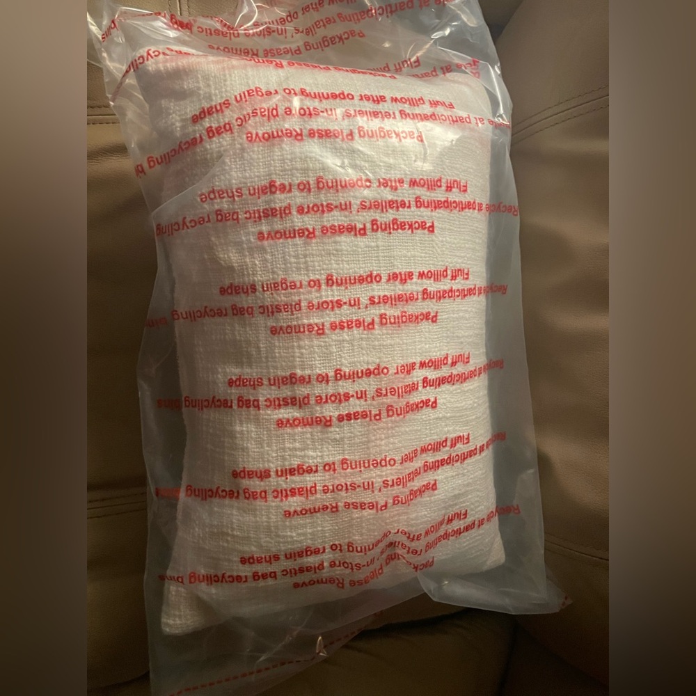 White Throw Pillow NWT Home Decor Comfortable Bedroom Bed Art Contemporary Cozy